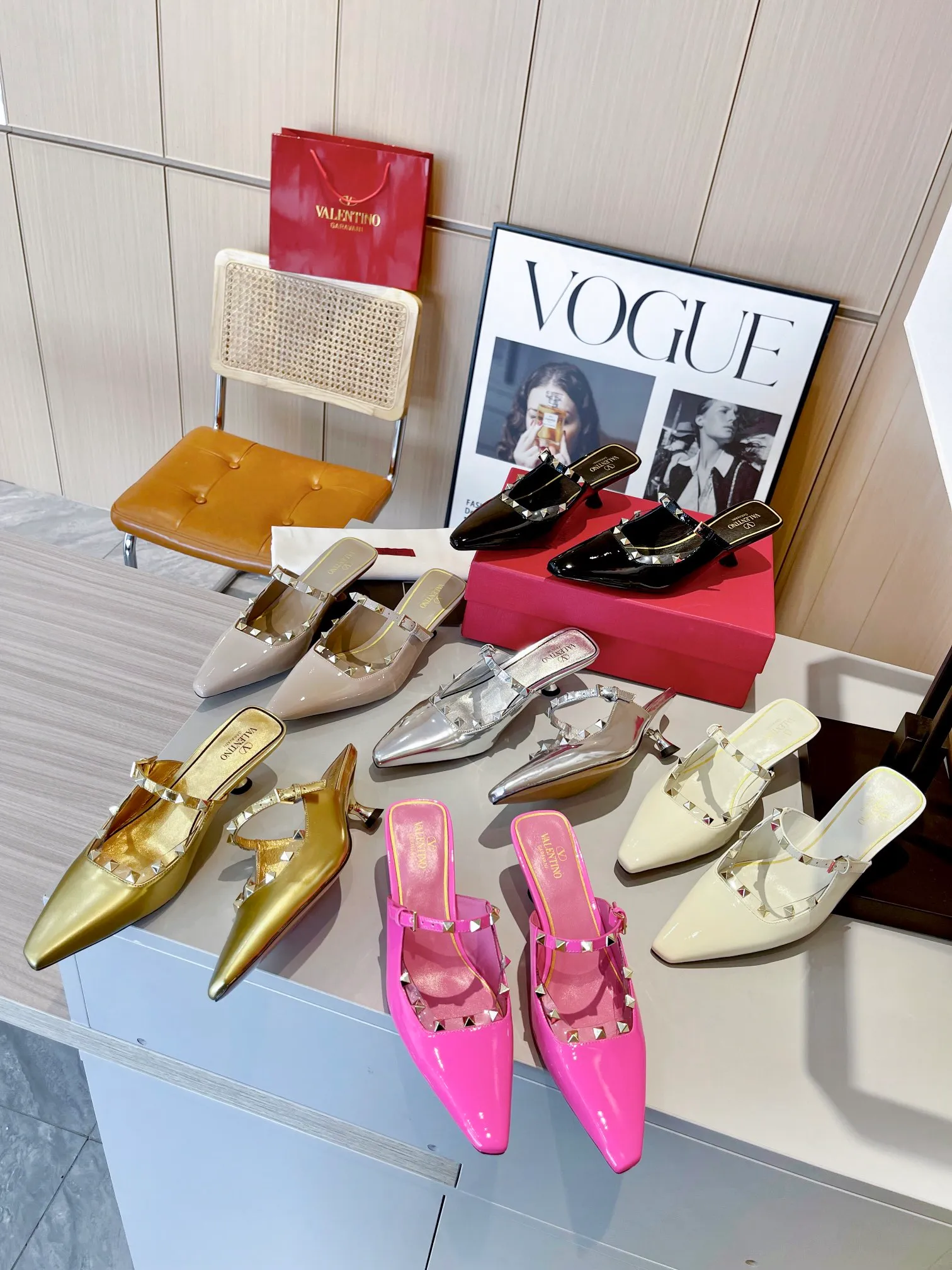 👟👟Ex-factory price 400👟👟 Genuine leather bottom +40 Top version 𝑉𝐴𝐿𝐸𝑁𝑇𝐼𝑁𝑂 Valentino 2024 spring and summer new women's back empty 6 colors new product The unique [classic] small rivet hardware accessories bring out a full sense of high-end, and the new season will live up to expectations! Worth buying ★Imported cow patent leather/Absolutely high-grade ❥Original method, absolutely sensual ❥Elegant style, creating a different feeling, simple and elegant style!  Code number: 35-41 (34-42 customized) Fabric: Imported cow patent leather Lining: Sheepskin lining Heel height: 5cm Leather outsole Rubber outsole